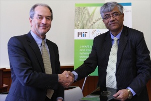 John Lienhard shakes hands with Sarit Kumar Kas